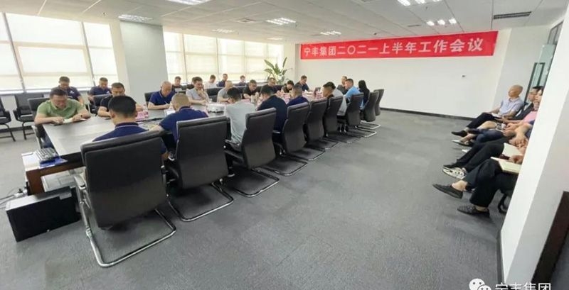 變革就是在自己頭上點(diǎn)把火，然后用棒子打滅